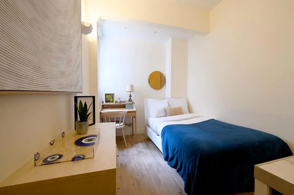 Apartment Elegant Studio Avenue Montaigne Paris