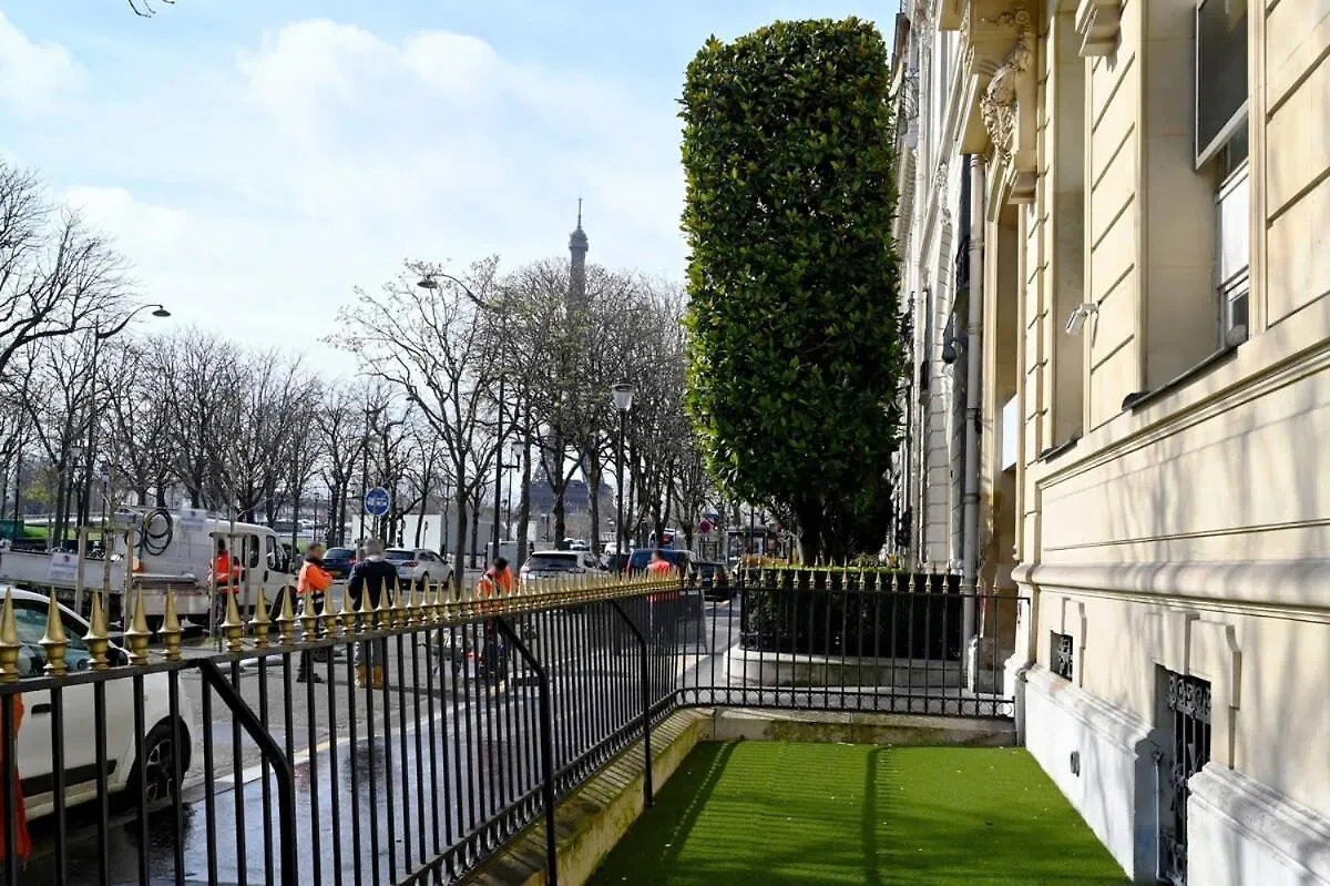 Apartment Elegant Studio Avenue Montaigne Paris